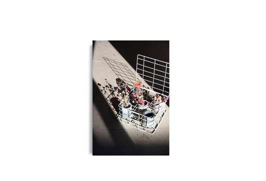 Foto vazen en bloemen op de keukenvloer met licht en schaduw